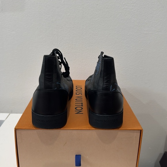 In the box - Picture 5 of 8